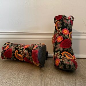 MIA floral textured midi boot. Embroidered details in multicolor.